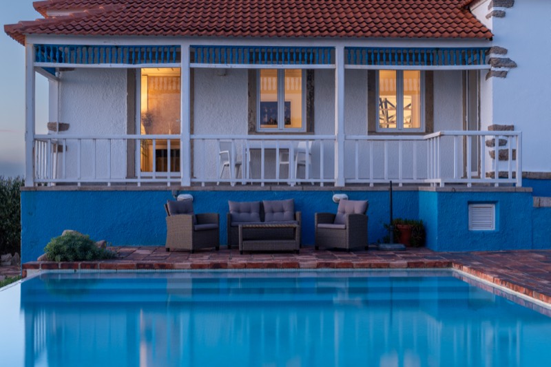 Varanda iluminada à hora azul sobre a piscina
